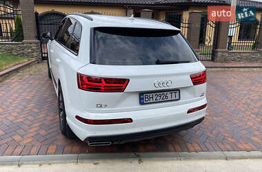 Внедорожник / Кроссовер Audi Q7 2017 в 