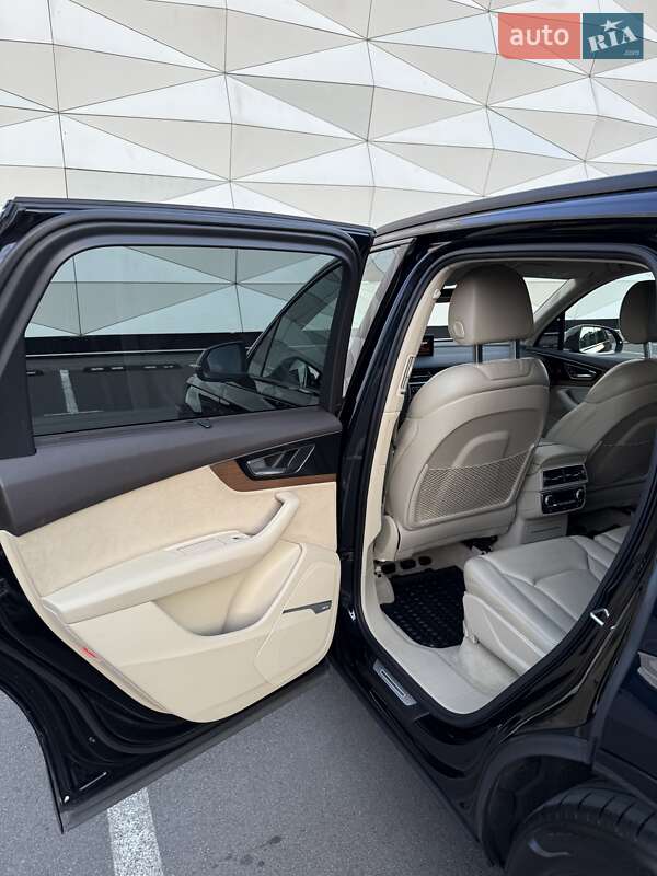 Позашляховик / Кросовер Audi Q7 2016 в Києві