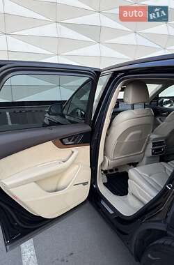 Внедорожник / Кроссовер Audi Q7 2016 в 
