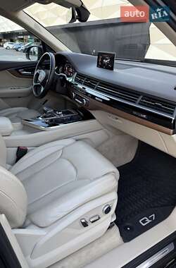 Внедорожник / Кроссовер Audi Q7 2016 в 