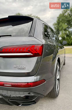 Позашляховик / Кросовер Audi Q7 2020 в 