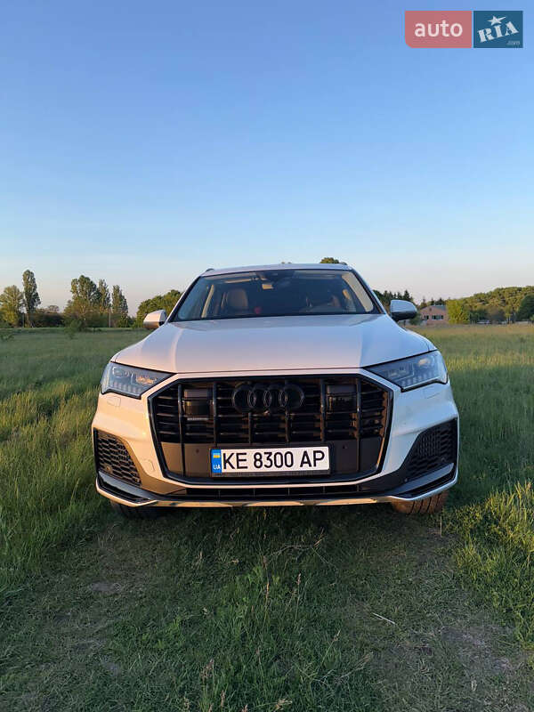 Внедорожник / Кроссовер Audi Q7 2022 в 