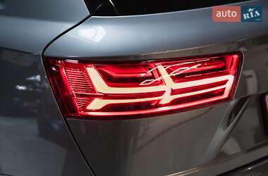 Позашляховик / Кросовер Audi Q7 2017 в 