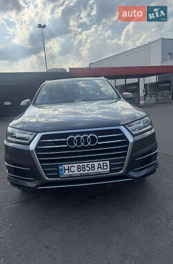 Позашляховик / Кросовер Audi Q7 2018 в 