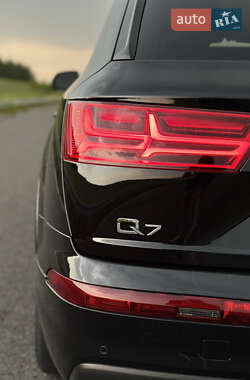 Позашляховик / Кросовер Audi Q7 2016 в 