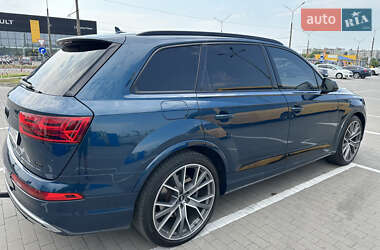 Позашляховик / Кросовер Audi Q7 2018 в 