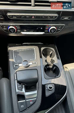 Позашляховик / Кросовер Audi Q7 2018 в 