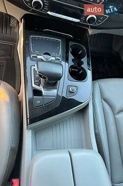 Позашляховик / Кросовер Audi Q7 2019 в 