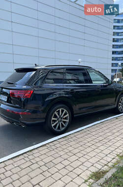 Позашляховик / Кросовер Audi Q7 2017 в 