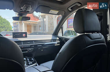 Позашляховик / Кросовер Audi Q7 2018 в 