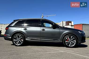 Позашляховик / Кросовер Audi Q7 2021 в 