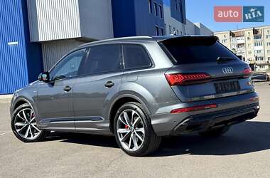 Позашляховик / Кросовер Audi Q7 2021 в 