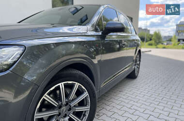 Позашляховик / Кросовер Audi Q7 2017 в 