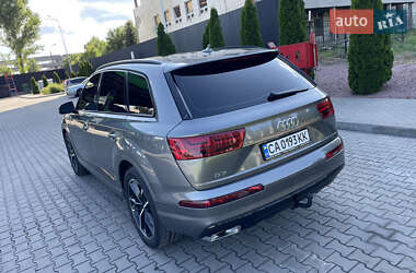 Внедорожник / Кроссовер Audi Q7 2016 в 