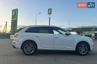 Позашляховик / Кросовер Audi Q7 2021 в 