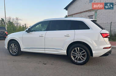 Позашляховик / Кросовер Audi Q7 2021 в 