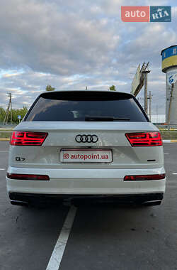 Позашляховик / Кросовер Audi Q7 2018 в 