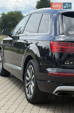 Позашляховик / Кросовер Audi Q7 2017 в 