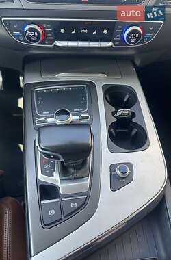 Позашляховик / Кросовер Audi Q7 2016 в 