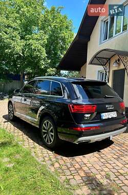 Позашляховик / Кросовер Audi Q7 2017 в 