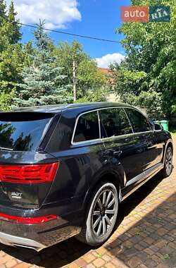 Позашляховик / Кросовер Audi Q7 2017 в 