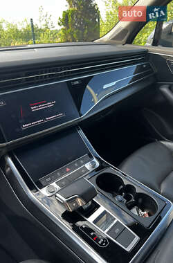 Позашляховик / Кросовер Audi Q7 2020 в 