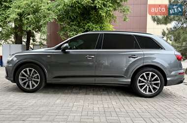 Позашляховик / Кросовер Audi Q7 2021 в 