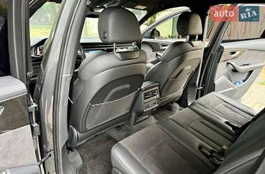 Позашляховик / Кросовер Audi Q7 2021 в 