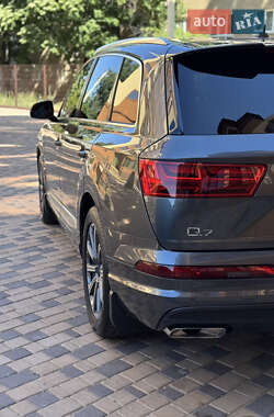 Позашляховик / Кросовер Audi Q7 2017 в 