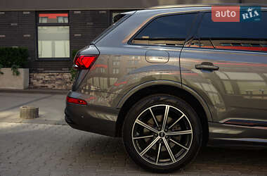 Позашляховик / Кросовер Audi Q7 2019 в 
