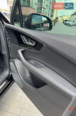 Позашляховик / Кросовер Audi Q7 2015 в 