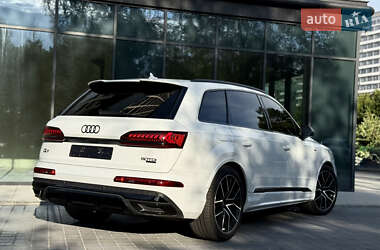 Позашляховик / Кросовер Audi Q7 2022 в 
