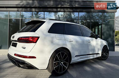 Позашляховик / Кросовер Audi Q7 2022 в 