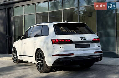 Позашляховик / Кросовер Audi Q7 2022 в 