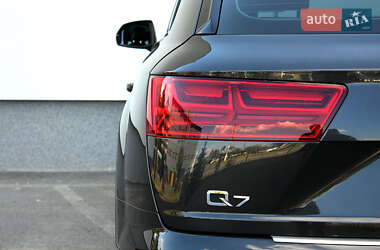 Позашляховик / Кросовер Audi Q7 2016 в 