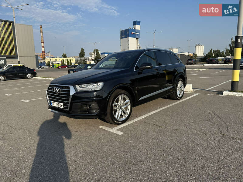 Позашляховик / Кросовер Audi Q7 2018 в 