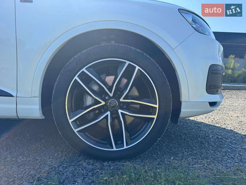 Позашляховик / Кросовер Audi Q7 2016 в Луцьку