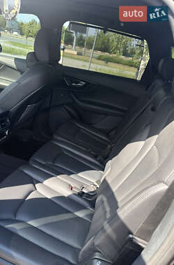 Позашляховик / Кросовер Audi Q7 2018 в 