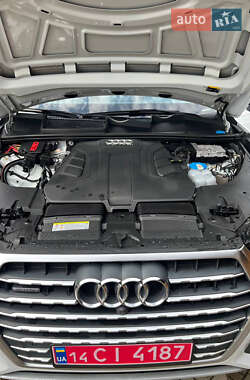 Позашляховик / Кросовер Audi Q7 2017 в 