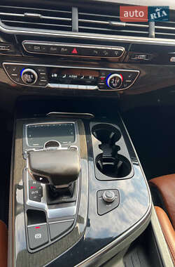 Позашляховик / Кросовер Audi Q7 2017 в 