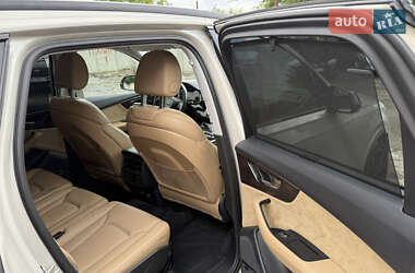 Позашляховик / Кросовер Audi Q7 2021 в 