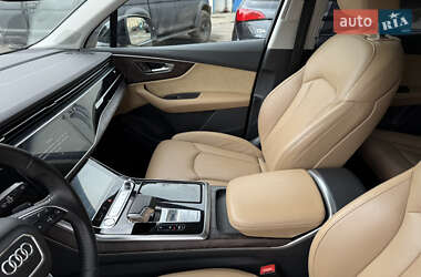 Позашляховик / Кросовер Audi Q7 2021 в 