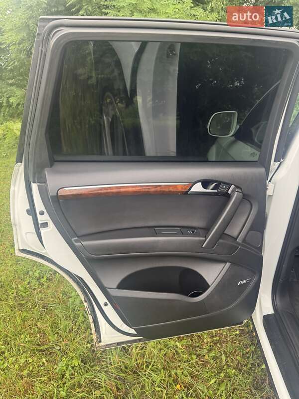 Позашляховик / Кросовер Audi Q7 2015 в Чернівцях