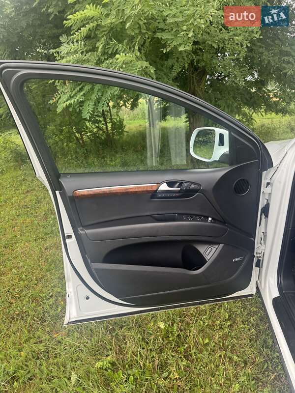 Позашляховик / Кросовер Audi Q7 2015 в Чернівцях