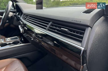 Позашляховик / Кросовер Audi Q7 2017 в 