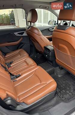 Внедорожник / Кроссовер Audi Q7 2016 в 