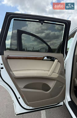 Позашляховик / Кросовер Audi Q7 2010 в 