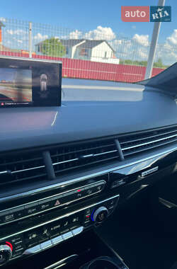 Позашляховик / Кросовер Audi Q7 2016 в 