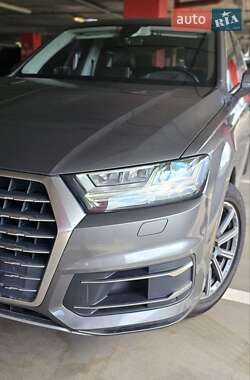 Внедорожник / Кроссовер Audi Q7 2016 в 