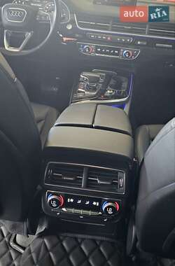 Внедорожник / Кроссовер Audi Q7 2016 в 